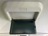 【フリップダウンモニター】大画面モニターで後席でもエンタメをお楽しみいただけます。小さなお子様にも大人気の装備です♪