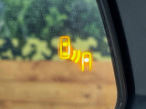 【ブラインドスポットモニター】走行中、ドアミラーの死角になりやすい箇所に後続車が接近するとサイドミラーのレンズに警告を表示!ドライバーに注意喚起をしてくれます。