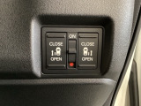 リアドアは乗り降りに便利な両側電動スライドドアです。また運転席に座っていながらスイッチ操作で自在にスライドドアを開け閉めできます。