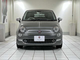 【FIAT500】丸みを持たせたボディと大小4灯の丸目ランプ、小動物の鼻先を模したように前へせり出したフロントマスクが造り出す、何とも愛らしいルックス。世界中で最もキュートなクルマとして不動の人気を誇ります。