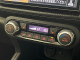 【オートエアコン】一度お好みの温度に設定すれば、車内の温度を検知し風量や温度を自動で調整。暑い&hellip;寒い&hellip;と何度もスイッチ操作をする必要はありません。快適な車内空間には必須の機能ですね♪