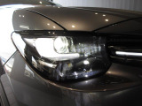 アダプティブLEDヘッドライト装着!フォワードセンシングカメラで前方の追従や対向車の位置を確認、車輌のいない箇所をハイビームにするグレアフリーハイビーム機能が付いております。