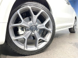 ●純正19インチアルミホイール:輸入車ならではの卓越した走りを支えるホイールと足回りです!日本車の走りに慣れている方にもぜひ体感して頂きたいほど、高いレベルでまとまっています!
