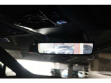 【デジタルインナーミラー】車両後方カメラの映像を映します。ヘッドレストや荷物などで視界を遮らずに後方を確認することができます。切替レバーを操作して通常のミラーモードに変更ができます。
