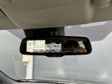 ルームミラーには、上から丸見えアラウンドビューモニターが写るので駐車が苦手な方には便利な装備になりますね♪
