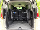 普段のお買い物や通勤、送迎等に十分な荷室スペースを確保しております。3列目を倒すと、大きな荷物の積載も可能です♪