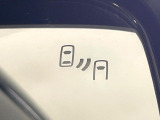 【ブラインドスポットワーニング】走行中、ドアミラーの死角になりやすい箇所に後続車が接近するとサイドミラー付近に警告を表示、ドライバーに注意喚起をしてくれます。