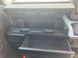 グローブボックスは二段式で上部には小物入れが装備されています。