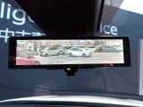 スマートルームミラーは、車両後方のカメラ映像をミラー面に映し出すので、同乗者や積み荷などの車内状況や、天候などに影響されずいつでもクリアな後方視界が得られます。