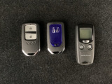 スマートキーを装備しています。鍵を差し込むことなくドアロックの開け閉めと、スタートボタン操作でのエンジンスタートができます。加えて、純正リモコンエンジンスターター用の操作キーもついています。