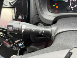 動くタイミングを調整できる間欠式ワイパーは、車速に連動して間欠時間が変化する機能も備えて運転をサポートしてくれます!