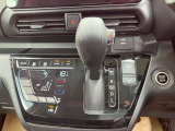インパネシフトで足元すっきり、操作も楽々。