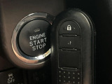 【スマートキー】カバンやポケットに入れたままでもドアの施錠・解錠が可能なスマートキーを装備。エンジンのオン・オフ時もカギを取り出す必要が無いからとっても便利です♪