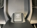 アクセサリーソケットはUSBのアダプターなどをつければ、スマホの充電にも使えます。周辺には物が置けるトレーがついています。
