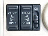 【両側パワースライドドア】スマートキーや運転席のスイッチで後席両側スライドドアの開閉が可能♪電動だから力を入れてドアを開ける必要が無く、小さなお子様でも簡単に開け閉めでき快適です♪