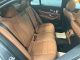 メルセデスのシートは少し硬めになっております。長時間の運転の際、適度な反発があることでお尻や腰の負担を減らす効果が御座います。