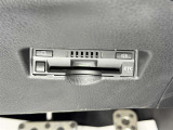 【ETC】高速道路などの料金所における自動料金支払いシステムです。車載器と料金所のアンテナとの間で無線通信を行い、料金を自動で支払うことができます。