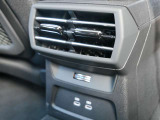 (2ゾーンオートエアコン)運転席、助手席を個別に調整可能です。それぞれの席で快適にお過ごし頂く事が可能です。