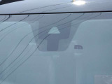ミリ波レーダーとフロントカメラでクルマや人を見つけて衝突被害を軽減するエマージェンシーブレーキ搭載。クルマが安全運転のお手伝いをしてくれます。