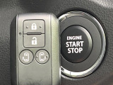 【キーレススタートシステム】カバンやポケットに入れたままでもドアの施錠・解錠が可能なスマートキーを装備。エンジンのオン・オフ時もカギを取り出す必要が無いからとっても便利です♪