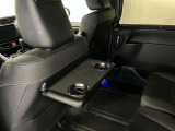 助手席シート背面にシートバックテーブルが付いています。