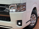 【LEDヘッドライト】悪天候や夜間走行時も良好な視界を確保し安心して運転できる高輝度LEDヘッドライトを装備!点灯速度が早く、消費電力も抑えられています。