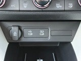 フロントに接続用と充電用USBジャックがあります。