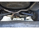 車両後方からの下回りです。マフラー防錆塗装や下回り防錆施工等も可能でございます