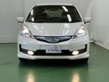 ディスチャージヘッドライト【HID】を装備していますのでとても明るく、夜間の走行や雨の日も安全・安心です。オートライトコントロール付きで周囲の明るさに応じて自動で点灯・消灯します。