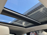 車内に明るい光を取り入れたり、換気にも使ってもらえる、サンルーフを装備しています。
