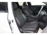 【運転席】ブラックを基調としたインテリアにブラックの本革シート。パワーシートでお好みの位置に座席を設定可能です。シートヒーター・フロアマット付です。