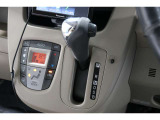 インパネシフトだから視線の移動も少なく足元もスッキリ♪運転席もゆったりしているのでゆとりを持ってドライブできますね!