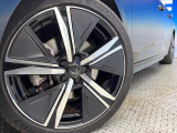 ●純正18インチアルミホイール:輸入車ならではの卓越した走りを支えるホイールと足回りです!日本車の走りに慣れている方にもぜひ体感して頂きたいほど、高いレベルでまとまっています!