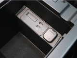 アームレストを開けば、中は収納スペースになっています。USBに対応しています。