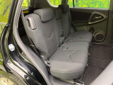 後部座席も気になるようなキズ・汚れやへたり等、大きなダメージはなく、良好な状態です。