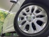 外観にマッチした純正アルミホイールを装着しております。各種社外アルミホイールや、スタッドレスタイヤも取扱いしております。是非ご相談ください♪