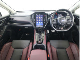 ■視界良好で運転しやすいコックピットです。シンプルで操作性の良いインパネ回りにデザインされ、SUBARUは安全性能に徹底的にまでこだわった視界設計を行っています。