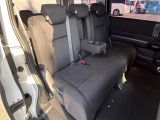 後部座席も気になるようなキズ・汚れやへたり等、大きなダメージはなく、良好な状態です。