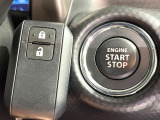 【キーレススタートシステム】カバンやポケットに入れたままでもドアの施錠・解錠が可能なスマートキーを装備。エンジンのオン・オフ時もカギを取り出す必要が無いからとっても便利です♪