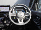 ステアリングハンドルです。オーディオコントロールスイッチが付いて運転中でも手元でオーディオの操作が出来て便利ですよ。