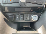 運転席と助手席のシートヒータースイッチです。USB電源ソケット。タイプAと、タイプCが各一個装備されています。