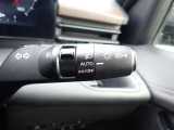 オートライト機能が装備されており暗い場所に入ると車両が検知しライトのON・OFFを自動的に切り替えてくれますので非常に便利な装備です♪