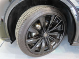 トヨタ純正アルミホイール。タイヤサイズは、235/45R21です。