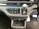 足元スッキリ、インパネシフトです。パーキングブレーキは電子制御パーキングブレーキタイプなので、運転席と助手席の間がスッキリしています。