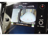 リヤカメラ付きなので、シフトレバーをリバースにすると連動してカメラ映像に切り替わります。