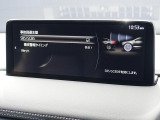こちらのお車には先進安全装備が多数搭載されています。衝突被害を回避あるいは軽減するためのブレーキや、後方死角からの接近警報、車線逸脱を防止する警報装置など、詳しくはスタッフまでお尋ねください。