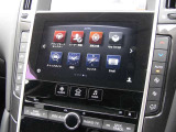 NissanConnectナビ(地デジ内蔵)は、ハンズフリー、VICS[FM多重]、ボイスコマンド、Bluetooth、DVD/CD再生、ミュージックボックス、USB接続、iPod対応、地デジ、AM/FM、スマホ連携などに対応します。