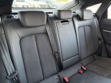●リアシート『フロントシート同様に固めの座り心地でホール性の高い設計。コンパクトボディながらも膝前スペースもしっかり確保されています。2人乗車可能』