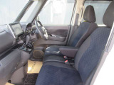 【VDC】運転操作やクルマの速度を検知して、ブレーキやエンジン出力の制御を 自動的に行い、滑りやすい路面やカーブを曲がるときや障害物を回避するときにクルマ の横滑りを軽減し、運転に安心感を与えます。
