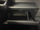 【グローブボックス】車検証入れ等の収納に便利です♪
